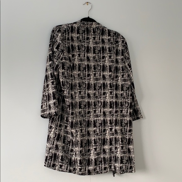 Black and white flowy blazer with 3/4 sleeves - Picture 4 of 4